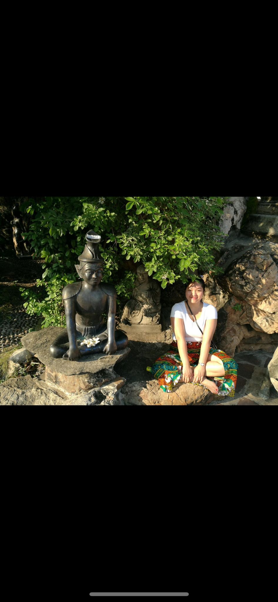 Cherry at the Shivago Komarpaj statue, Wat Pho, Bangkok